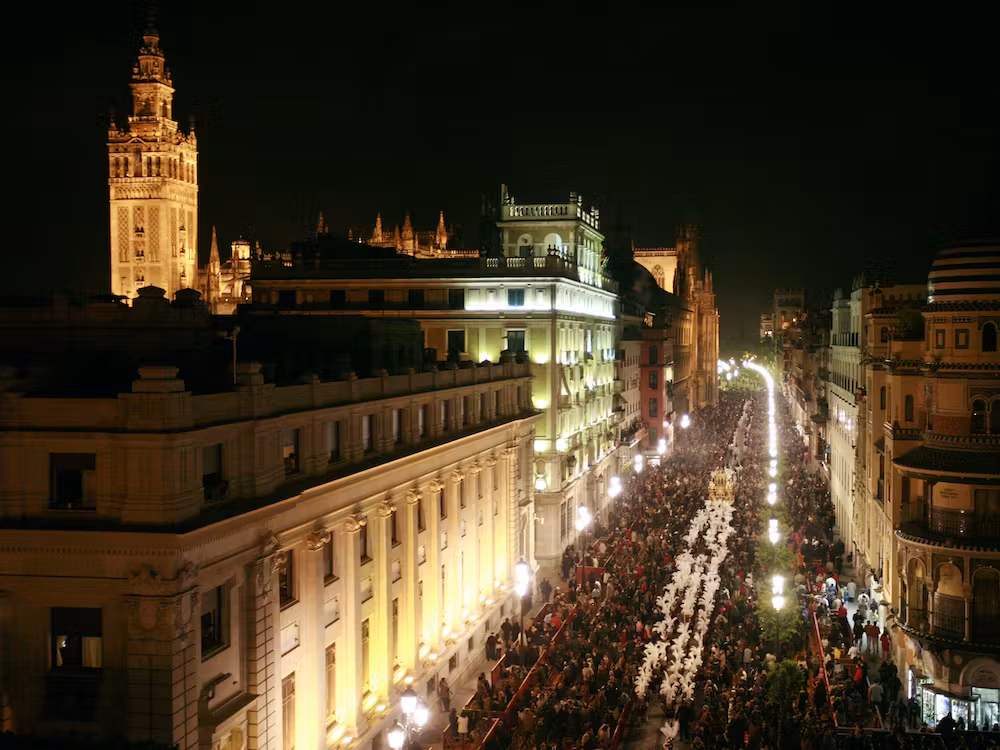 Vista aérea de una procesión de la Semana Santa sevillana. Wikimedia Commons / Sevilla Congress & Convention Bureau, CC BY-SA