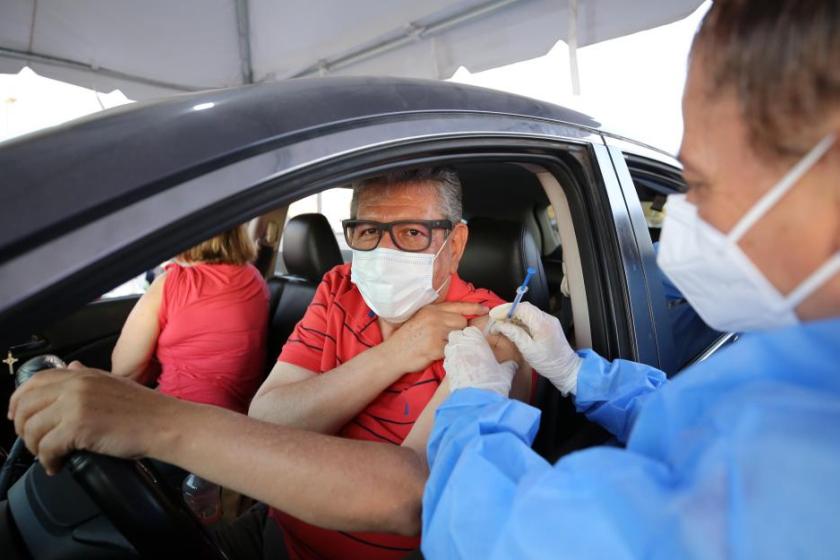 Con el “Drive thru”, CUTonalá aumenta en dos días en 50 por ciento la vacunación anti-COVID-19