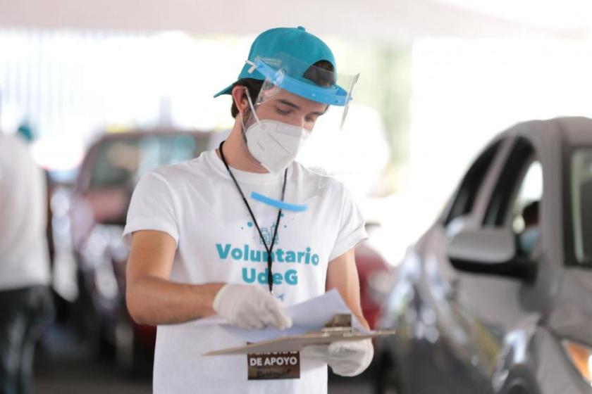 Aplican mil 950 vacunas a adultos mayores en el “Drive thru” del CUAAD