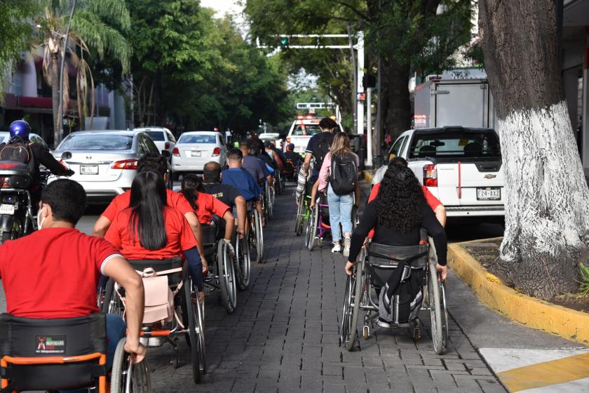Realizan rodada en silla de ruedas para concientizar