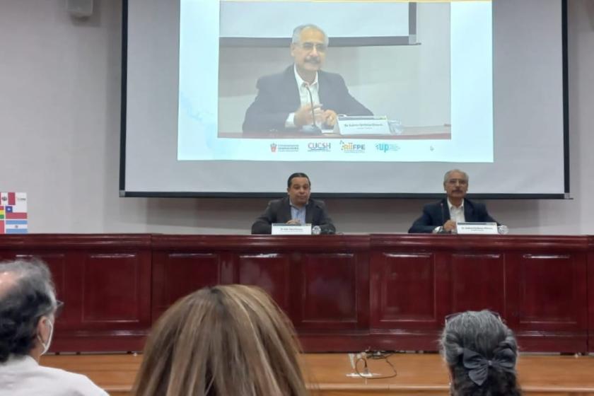 Dialogan sobre los retos de los posgrados en educación