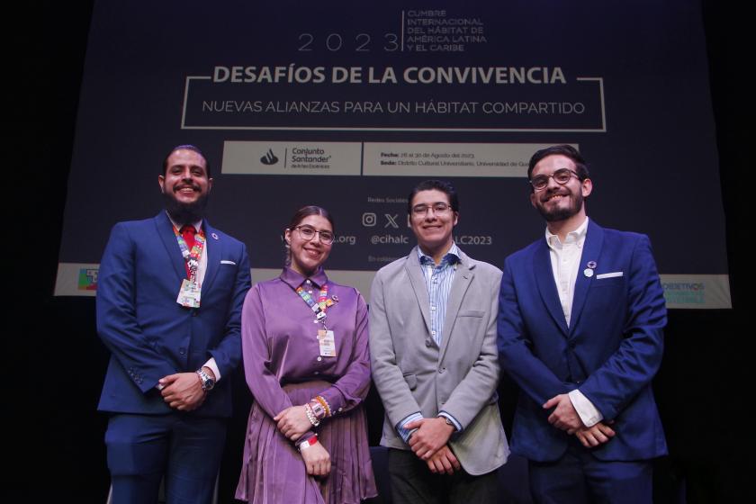 Jóvenes dialogan