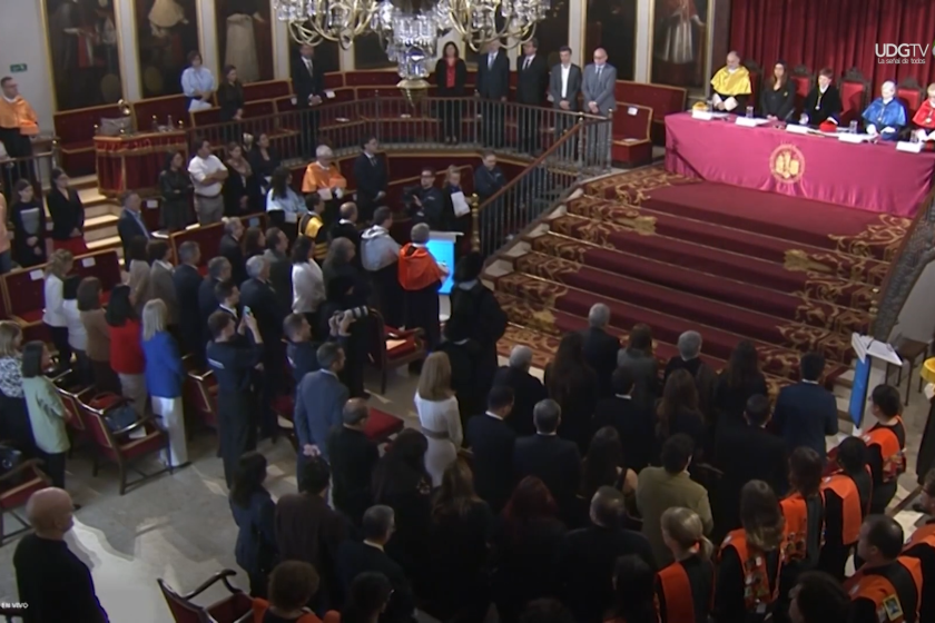 En la ceremonia, el Rector General de la UdeG exhortó a las universidades a dejar de ser cómplices del modelo capitalista basado en el consumismo extremo que está acabando con el planeta y, en su lugar, construir un modelo de vida sostenible     El Rector General de la Universidad de Guadalajara (UdeG), doctor Ricardo Villanueva Lomelí, recibió el título de Doctor Honoris causa por la Universidad de Valencia, España, mediante el cual se reconoce su trabajo en la ampliación de la educación universitaria, el 