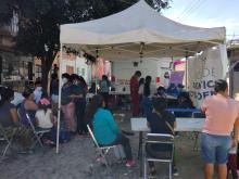 En el marco de las Jornadas de salud comunitaria Del 13 al 15 de octubre fueron beneficiadas 60  familias de la cultura hñähñu, que viven en  las colonias Francisco I. Madero, Buenos Aires y Guayabitos, aledañas al Cerro del Cuatro, en el municipio de Tlaquepaque, con servicios médicos de primer nivel, aplicación de pruebas de dengue y COVID-19, en el marco de las Jornadas de salud comunitarias.    El 15 de octubre se aplicaron 52 pruebas de antígeno para la detección de dengue; de las cuales, 18 personas r