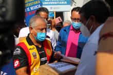 500 personas, entre estudiantes y académicos, marcharon hacia Casa Jalisco en defensa de la autonomía universitaria. Suman 23 mil cartas entregadas al gobernador Una vez más, los universitarios salieron a las calles en defensa de la autonomía universitaria. Esta vez tocó el turno a académicos y estudiantes de la Preparatoria 2, del Sistema de Educación Media Superior (SEMS) de la Universidad de Guadalajara, quienes dieron muestras de civismo y educación en su marcha al conservar el orden, seguir las medidas