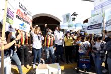 Suman 26 mil 100 las misivas dejadas en Casa Jalisco Con una serenata, académicos, trabajadores administrativos y estudiantes de la Preparatoria 3 de la Universidad de Guadalajara hicieron la entrega, en Casa Jalisco, de 3 mil 100 cartas que apoyan la construcción del Museo de Ciencias Ambientales (MCA) y del Hospital Civil de Oriente por parte de la sociedad jalisciense.   La cuarta Caminata por la Autonomía, la Salud y la Educación, en la que participaron cerca de 800 universitarios, partió alrededor de l